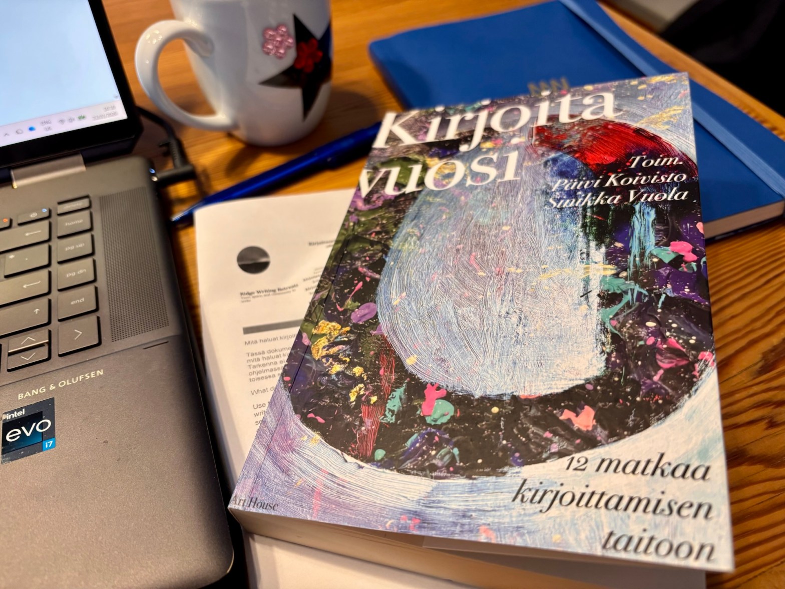 the book, Kirjoita vuosi, with other writing equipment